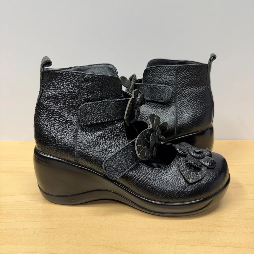 Black Chunky Platform Ankle Shoes, Euro Sz 40, Flower Applique‎ Straps No Brand